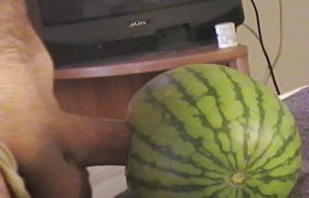 Homem fazendo sexo com melancia