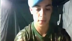 Soldado do exército mostrando a bunda, de pau duro e batendo punheta na cam