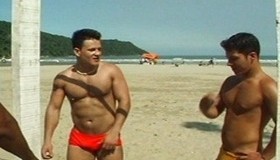 Fortão da praia dando o cu pra dois machos musculosos