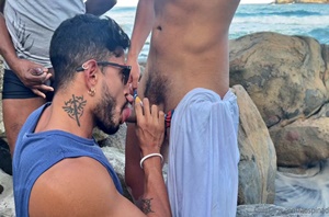 Alejo Ospina mamando boy e dando o rabo em praia de nudismo